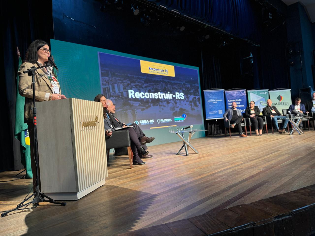 Nanci destacou a força do conhecimento técnico na reconstrução do Estado e o trabalho realizado por profissionais voluntários de diversas regiões do país